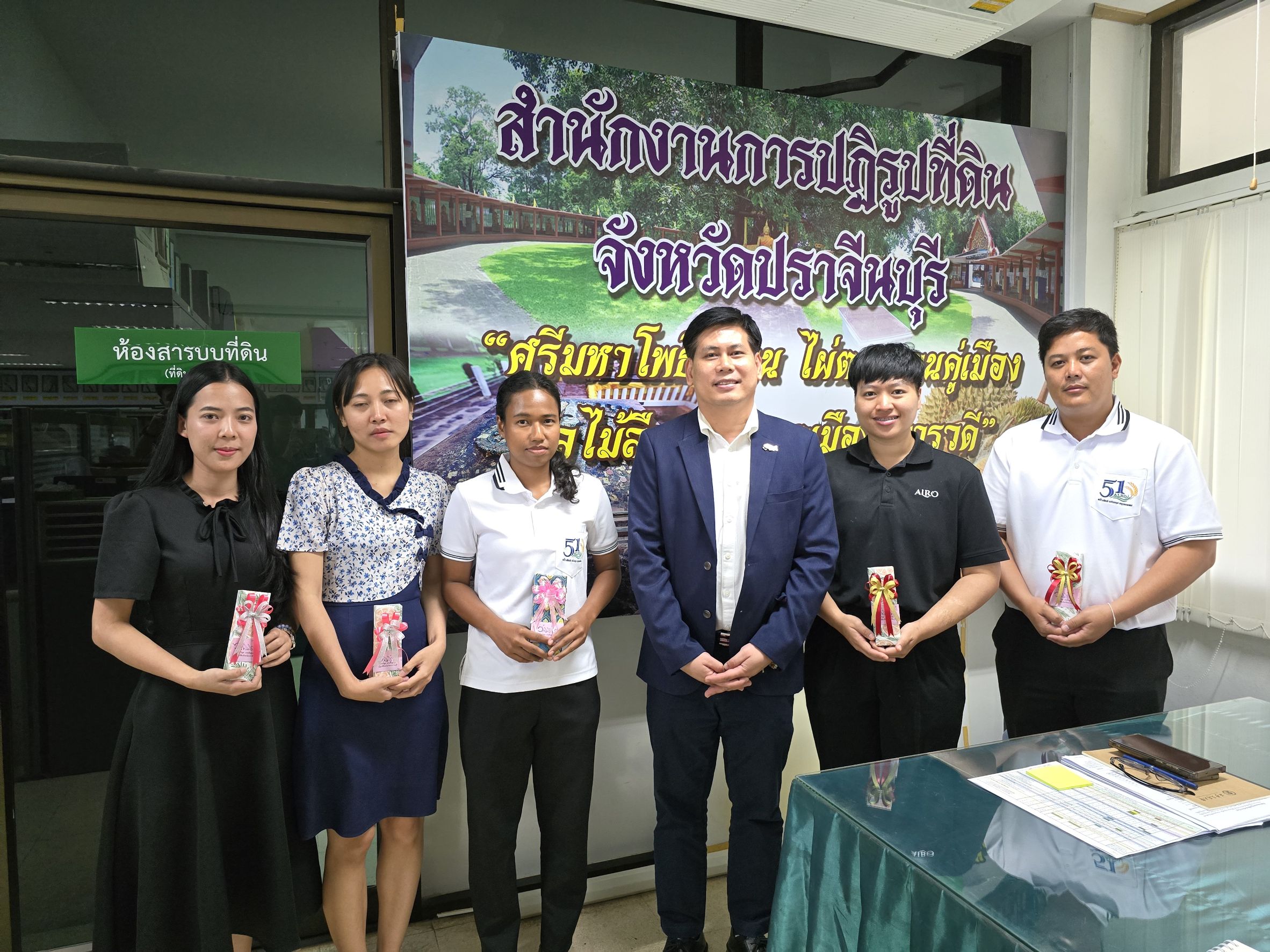 title - วันที่ 9 มิถุนายน 2569 นายวิทูล ประดิษฐบุญ ปฏิรูปที่ดินจังหวัดปราจีนบุรี ได้มอบนโยบาย ของรัฐมนตรีช่วยว่าการกระทรวงเกษตรและสหกรณ์ พร้อมทั้งชี้แจงแนวทางการปฏิบัติงาน แก่บุคลากรในสังกัด โดยได้ร่วมรับฟังปัญหา อุปสรรค และหารือแนวทางการขับเคลื่อนภารกิจตามแผนงานและโครงการประจำปีงบประมาณ พ.ศ. 2569